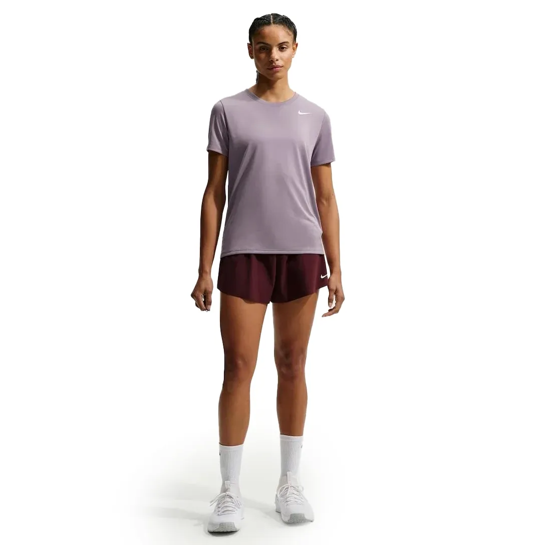 Blusa Feminina Nike Dri-FIT Roxa vista lateral destacando o caimento solto